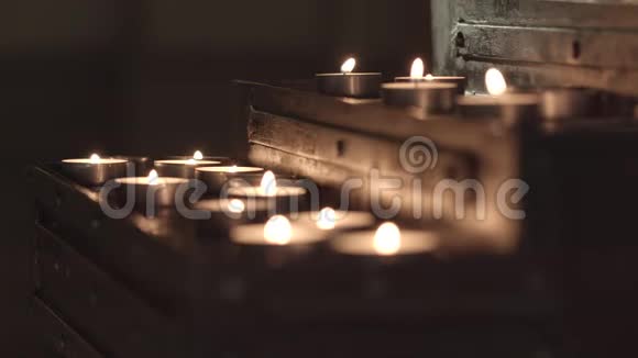 教堂的蜡烛桌视频的预览图