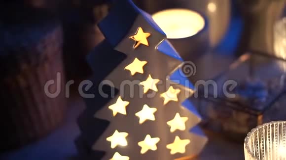 美丽的圣诞假期家庭装饰灯和蜡烛视频的预览图