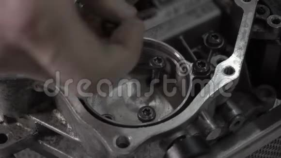 拆卸汽车现代自动变速器DSG7湿握特写视频的预览图