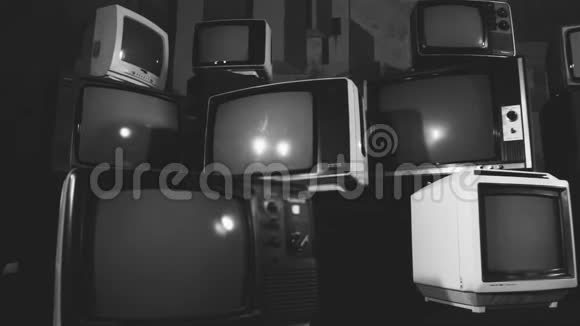 复古电视在许多电视中间打开绿色屏幕美学的80年代黑白色调视频的预览图