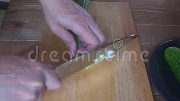 把切好的洋葱切在切块板上把切好的洋葱切下来视频的预览图