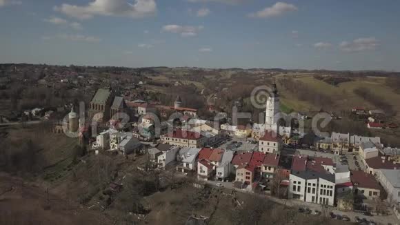 比茨波兰2019年3月9日风景如画的青山上欧洲中世纪城市历史中心全景旅行到视频的预览图