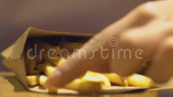 女人喜欢吃快餐店的炸薯条肥胖视频的预览图