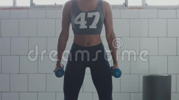 完美身材的黑人女人做一个有重量锻炼的蹲视频的预览图