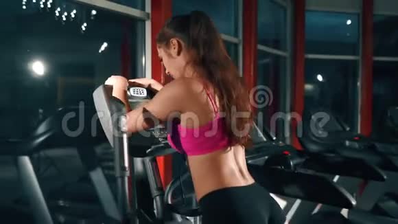 性感火辣的女人在健身房训练运动健身生活方式美容理念拍摄于电影摄影机视频的预览图
