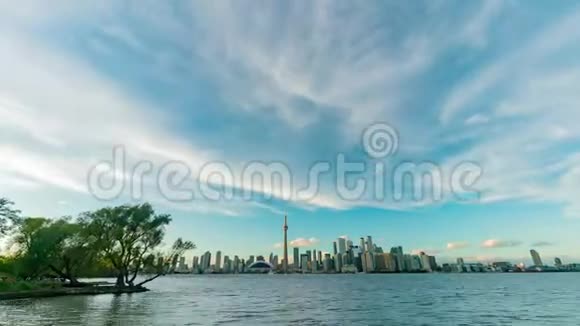 多伦多城市天际线与CN塔的日落时间视频的预览图