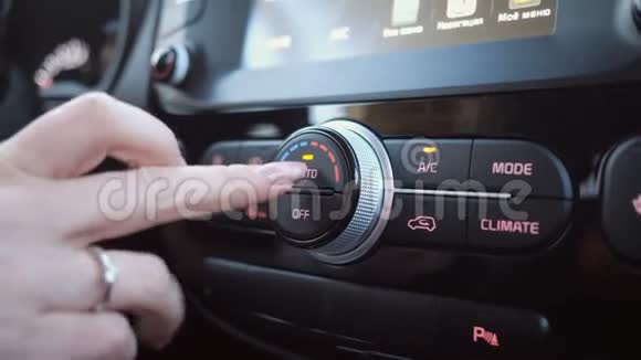 驾驶汽车和按下收音机仪表盘和车轮上的按钮视频的预览图