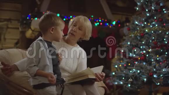 祖母在圣诞节晚上给孙子读了一本书他问了一些问题视频的预览图