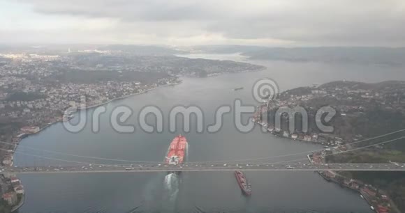 货船穿越伊斯坦布尔博斯普鲁斯视频的预览图