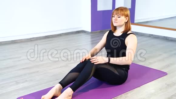 年轻健康的女人在健身房做腹肌锻炼健康的生活方式和健身理念视频的预览图