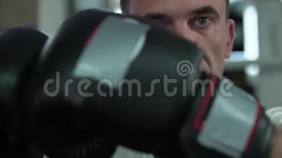 严肃的拳击手用另一只手打他的手视频的预览图