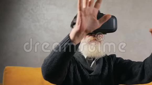 老年人体验虚拟现实视频的预览图