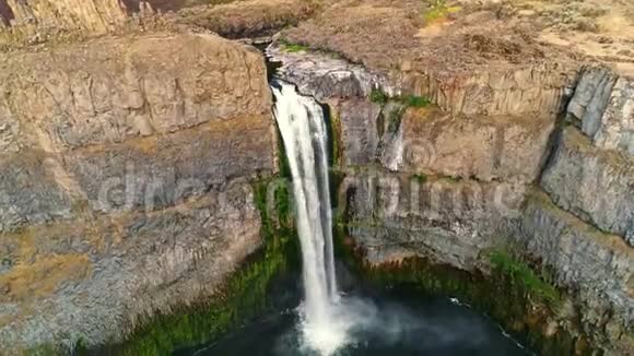 华盛顿东部的壮丽瀑布流入深峡谷视频的预览图