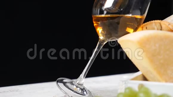 餐厅奶酪艺术各种坚硬的奶酪组成了一个美丽的构图酒倒在玻璃里葡萄酒和葡萄酒视频的预览图