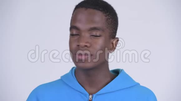 年轻严肃的非洲男人的脸点头视频的预览图