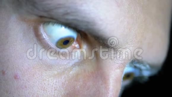 恐惧的眼神黑色背景下年轻男人的眼睛视频的预览图