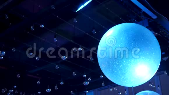 空中大球站在大厅的天花板上视频的预览图