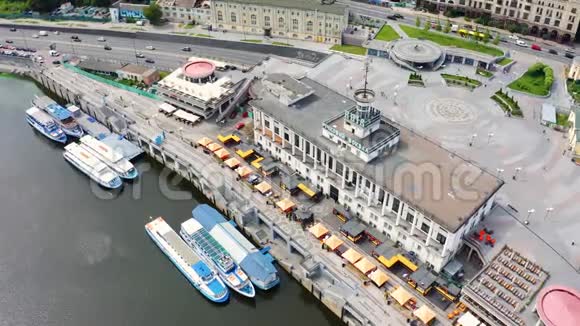 基辅河码头的鸟瞰图乌克兰首都邮政广场停泊在港口的河流电车和船只视频的预览图