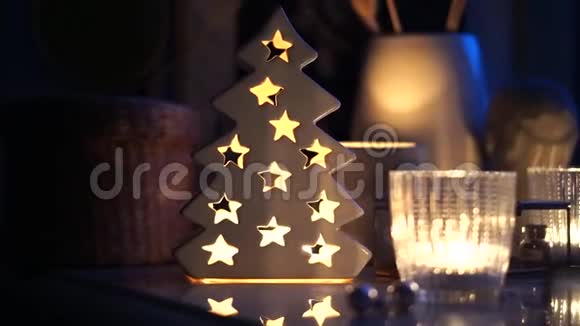 美丽的圣诞假期家庭装饰灯和蜡烛视频的预览图