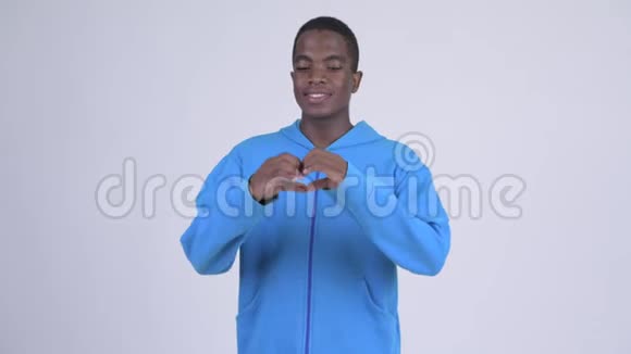 年轻快乐的非洲男人用手做心脏手势视频的预览图