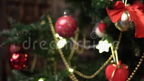 圣诞树装饰特写新年装修寒假庆祝活动圣诞节新年假期冬天视频的预览图