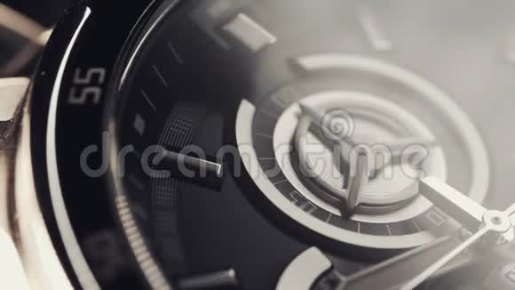 黑色时钟在运转表手的动作计时器用第二只手合上景深较浅视频的预览图