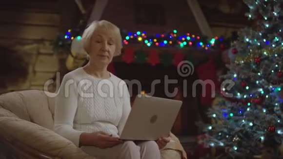 老女人用笔记本电脑视频聊天孙子孙女来了视频的预览图
