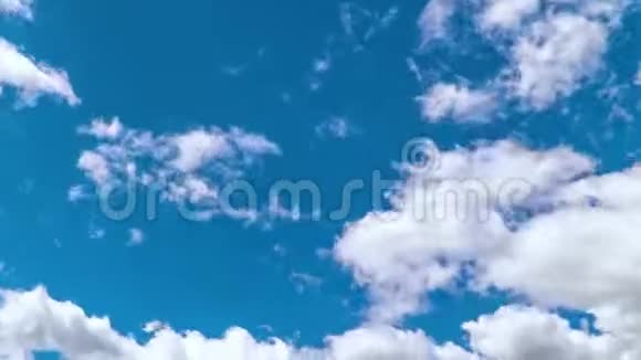 蓝天中云的时间推移运动视频的预览图