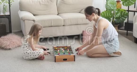 妈妈和女儿在家打足球视频的预览图