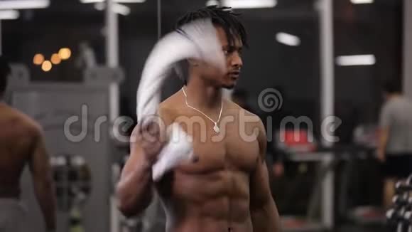 上身裸露的非裔美国人带毛巾在健身房的肖像视频的预览图