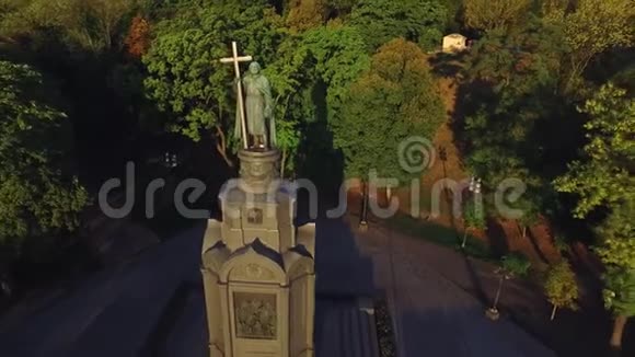 基辅市绿色公园的空中观景纪念碑视频的预览图