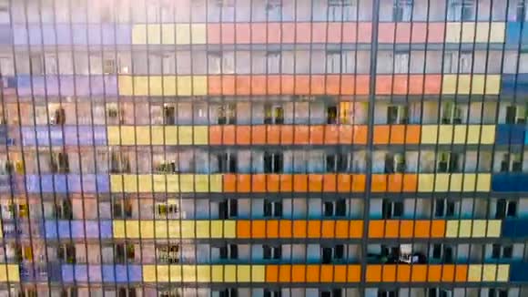 多层建筑发光窗户的鸟瞰与城市的倒影动作一路飞翔视频的预览图