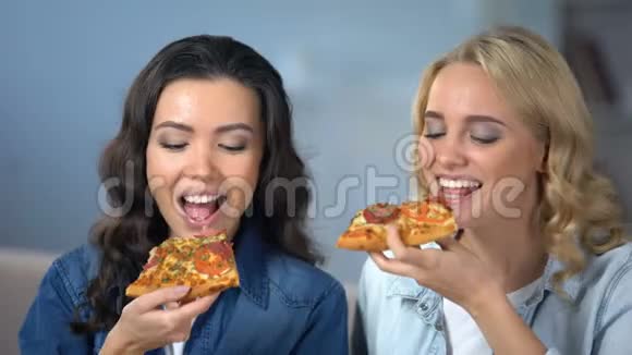 饥饿的女性朋友享受美味的披萨意大利美食美食视频的预览图