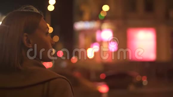 等待红绿灯信号的女人穿过马路享受城市的光照视频的预览图