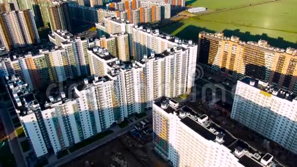 一个建筑工地有大量新建的高层建筑地球人口过剩的概念视频的预览图