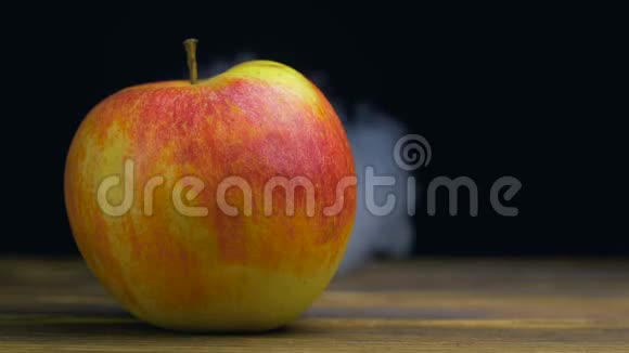 农场新鲜苹果在桌子上烟雾或蒸汽从后面缓慢地关闭复制空间视频的预览图
