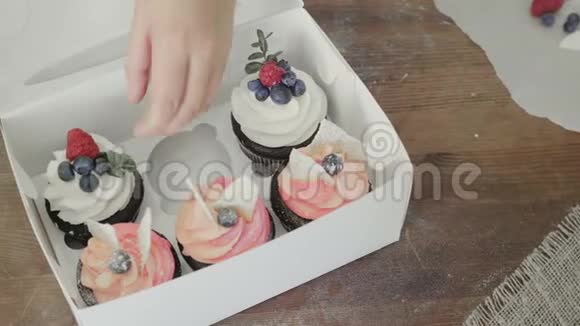 女人从盒子里拿自制蛋糕视频的预览图