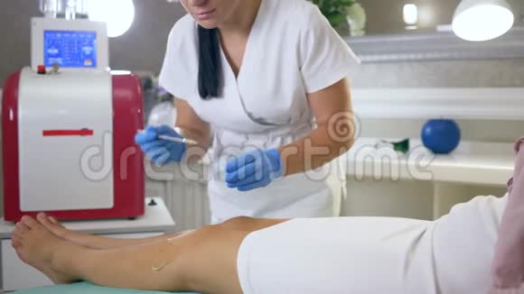 美丽光滑的女性足部水疗沙龙激光脱毛手术的准备视频的预览图