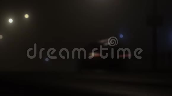 夜间小镇的雾或雾中行驶在道路上的时间推移汽车由于雾霾能见度差视频的预览图