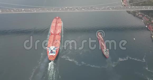 货船穿越伊斯坦布尔博斯普鲁斯视频的预览图
