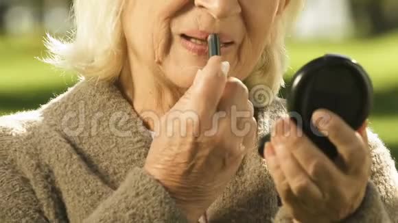 老年女士涂口红老人美容抗衰老化妆品视频的预览图