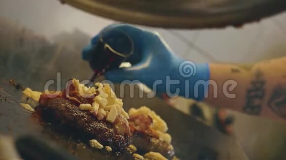 厨师为港口汉堡浇肉盖上盖子视频的预览图