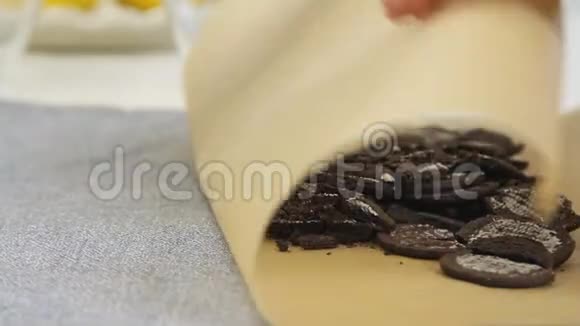用蓝莓做奶酪奶油蛋糕的饼干视频的预览图