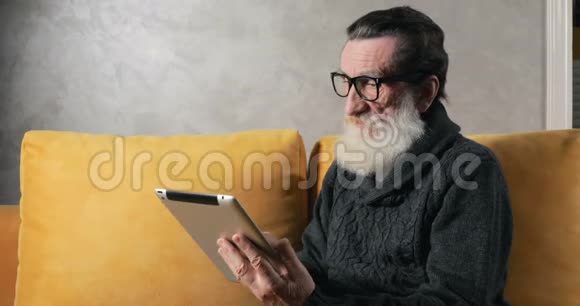 男人用平板电脑接电话视频的预览图