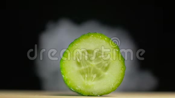 刀在桌子上慢吞吞地切开一片绿色新鲜黄瓜视频的预览图