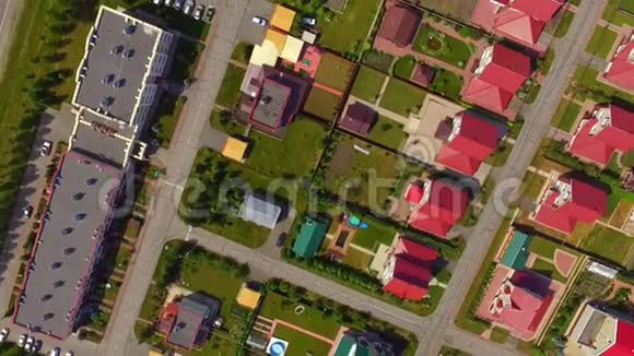 鸟瞰射击无人机飞过红色屋顶的小屋视频的预览图