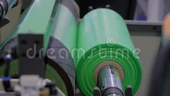 全自动塑料制袋机带绿色聚乙烯薄膜的滚筒视频的预览图