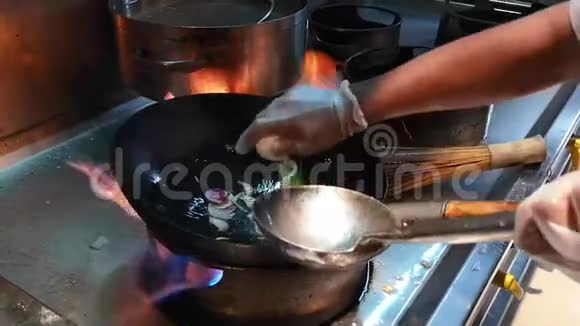 厨师准备在厨房里生火做饭视频的预览图