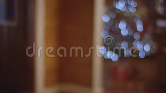男人带着圣诞礼物和酒瓶来到母亲身边视频的预览图
