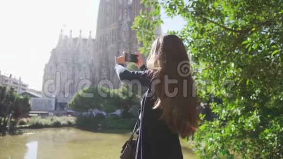 女游客在一个旅游场所从电话里拍了一张照片视频的预览图